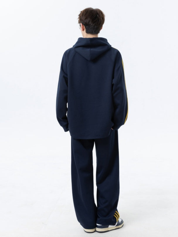 Set aus farblich abgesetzten Streifen, geraden Hosen und Kapuzenpullover