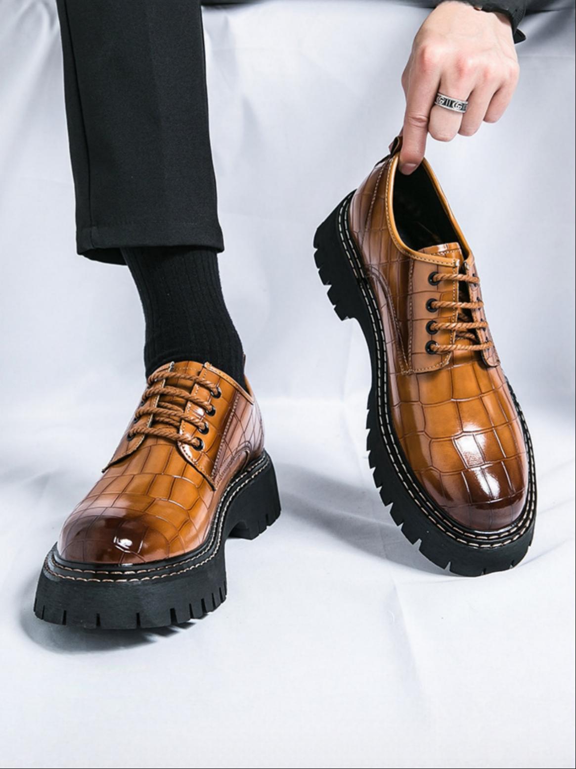 Elegante Business-Schuhe mit Used-Look-Steinmuster und dicken Sohlen