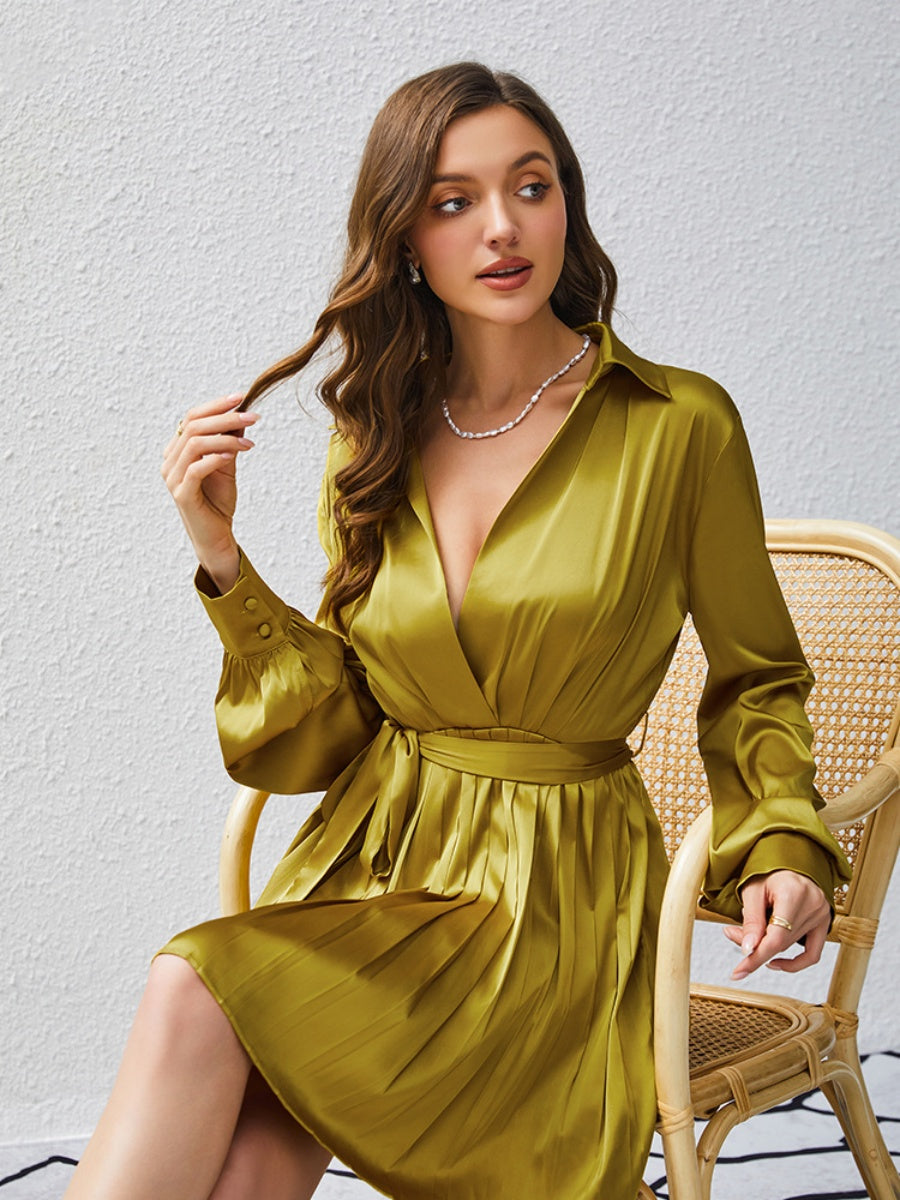 Langärmlige Mini- und kurze Kleider mit Polokragen, hoher Taille und Schnürung, mit hohem Bund