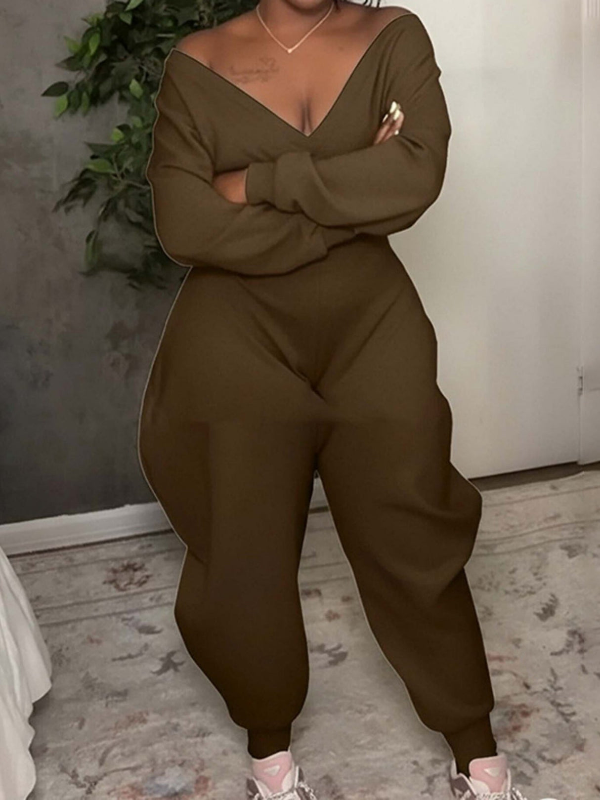 Ausgestellte, enge Jumpsuits und Bodysuits mit V-Ausschnitt und langen Ärmeln