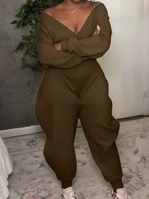 Ausgestellte, enge Jumpsuits und Bodysuits mit V-Ausschnitt und langen Ärmeln