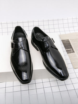 Chaussures habillées à boucle métallique perforée