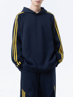 Set aus farblich abgesetzten Streifen, geraden Hosen und Kapuzenpullover