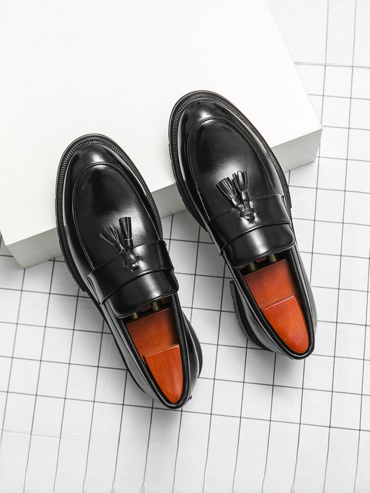 Mocassins à plateforme et à pompons