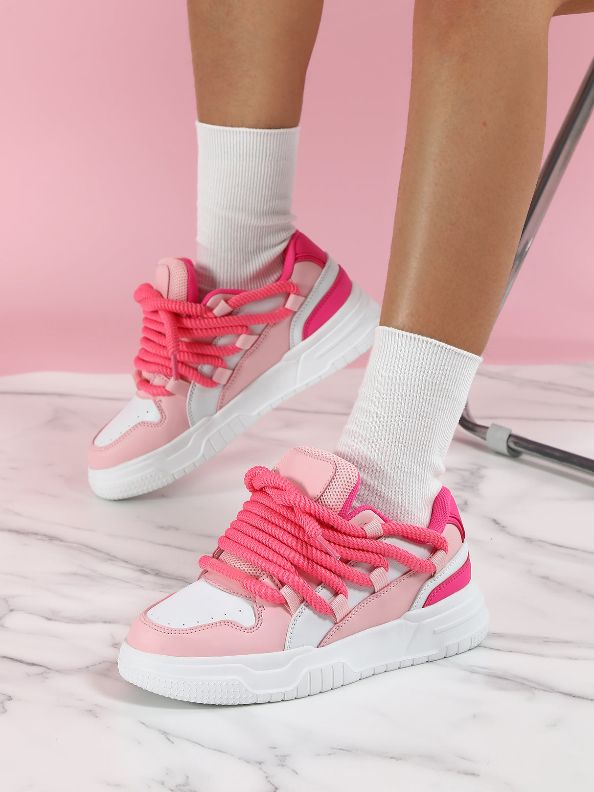 Women's Sneakers With Unique Color-blocked Shoelaces